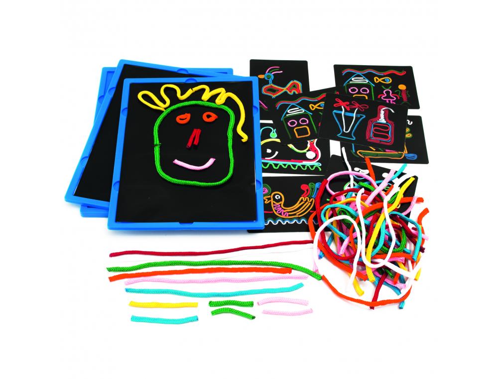 ATELIER SCRAPLACETS LAP SURFACE ADHESIVE NOIRE 4      SUPPORTS DE JEU 12 MODELES DE REALISATION ET 50 FILS