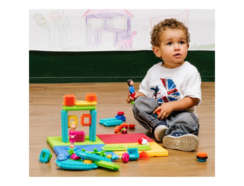 BRISTLE BLOCKS LAP 85 PIECES PLASTIQUES DE FORMES ET       PERSONNAGES VARIES COLORIS    ASSORTIS
